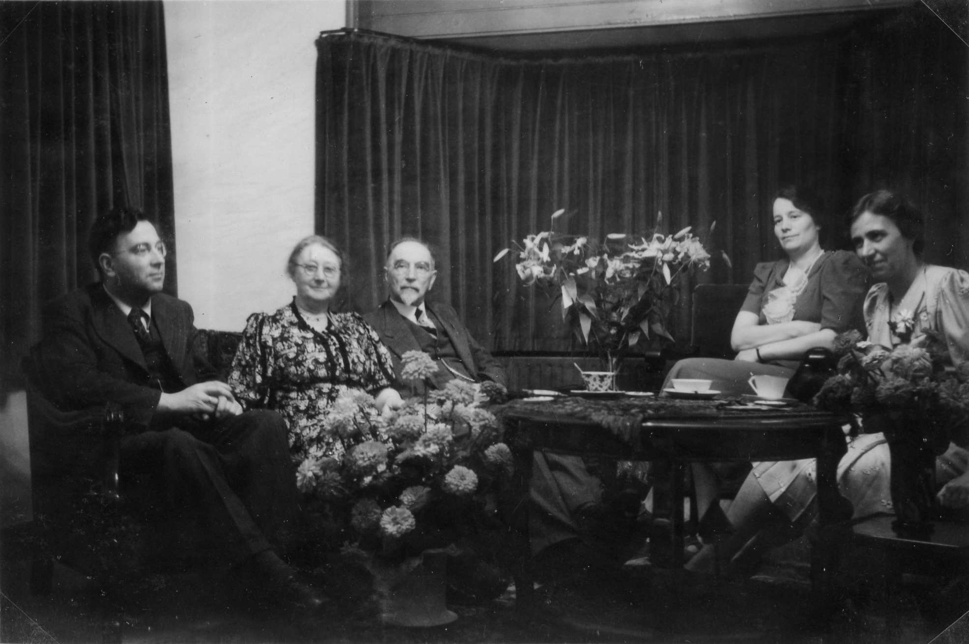 Vader, Oma, Opa, Moeder en Tante Zus, 1939.jpg